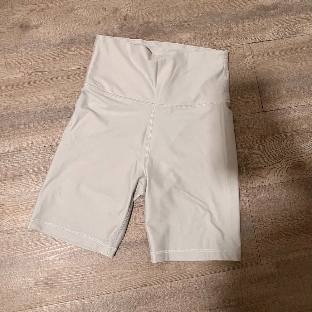 Aritzia TNA ATMOSPHERE SHORT 7'' - size S, ice gray - Picture 4 of 4
